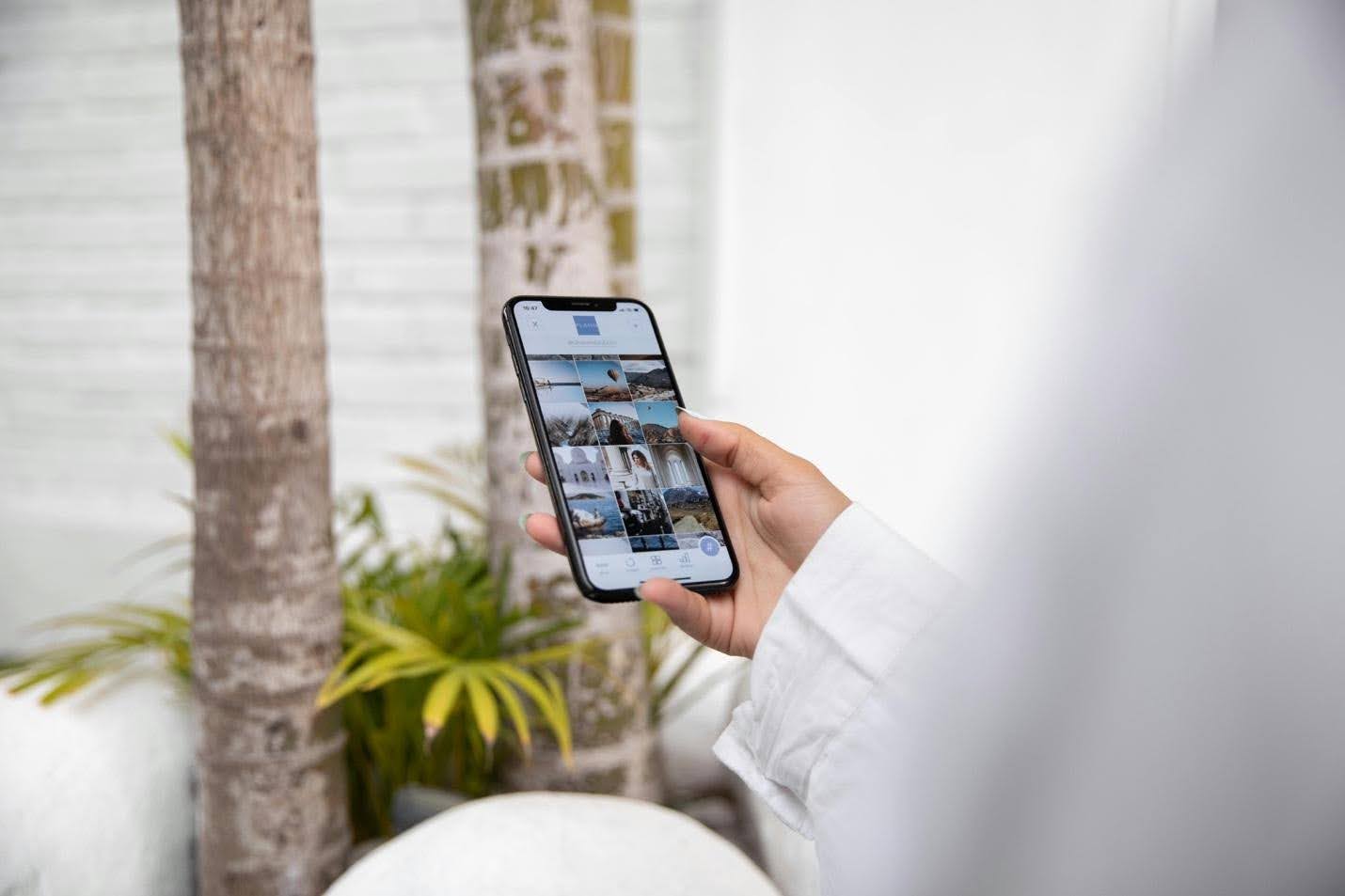 Person using smartphone / social media